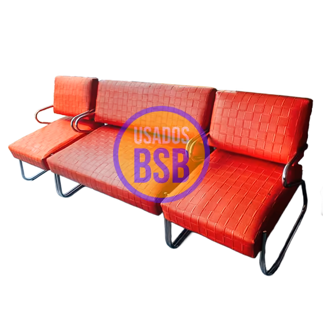 Sofá 3 Lugares Vermelho Courino - Assento Modular e Estrutura em Metal Cromado